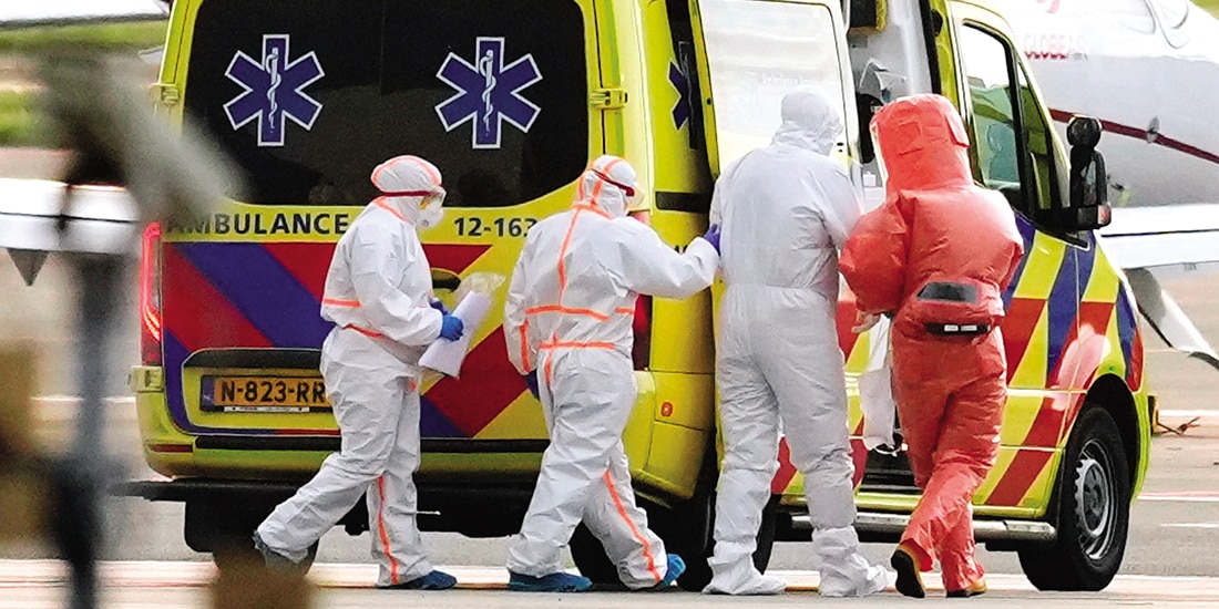 Personal médico acompaña a paciente evacuado del crucero en Ámsterdam, ayer.