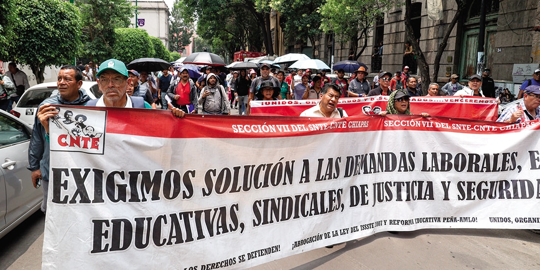 Magisterio marcha a la Segob para exigir atención a su pliego, ayer.