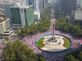 Manifestantes en favor del INE se reunieron este domingo en el Ángel de la Independencia.