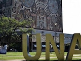 Letras que conforman la abreviatura UNAM frente a la Biblioteca Centra.