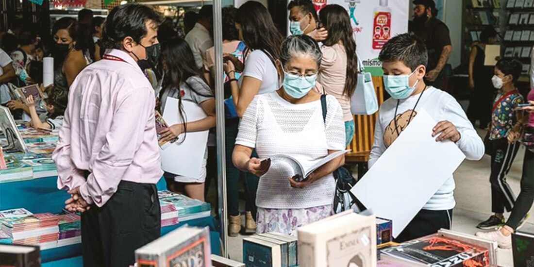 Asistentes, la tarde de ayer en la Feria Internacional del Libro de Oaxaca.