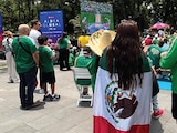 Aficionados, ayer en una de las pantallas de la Aldea Global.