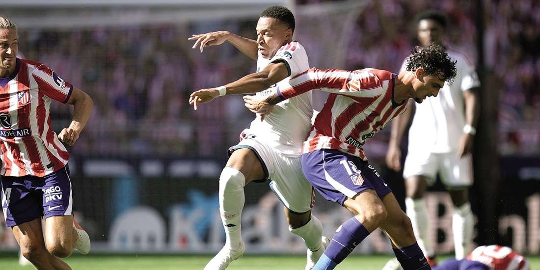 Kylian mbappé pelea un balón, el pasado fin de semana, en el Derbi.