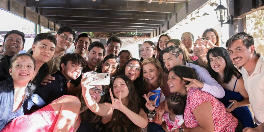 Maru Campos con jóvenes de Chihuahua.
