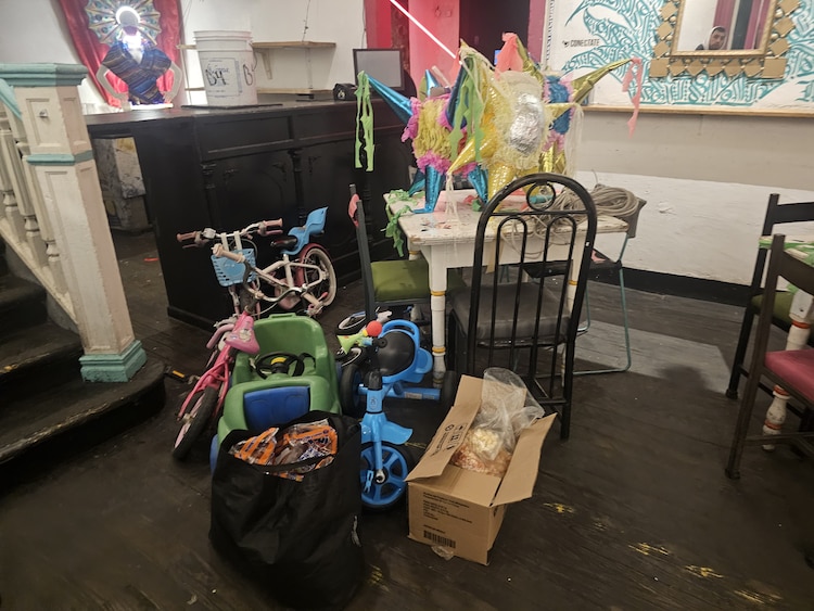 Juguetes y otros artículos recolectados para la entrega de hoy.