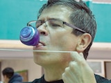 Un hombre promociona el juego del trompo en el Bachilleres 16, el pasado 26 de septiembre.