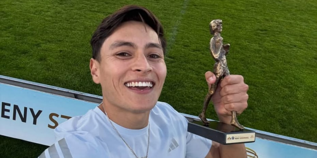 Erik Portillo posando con su trofeo.