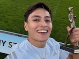 Erik Portillo posando con su trofeo.