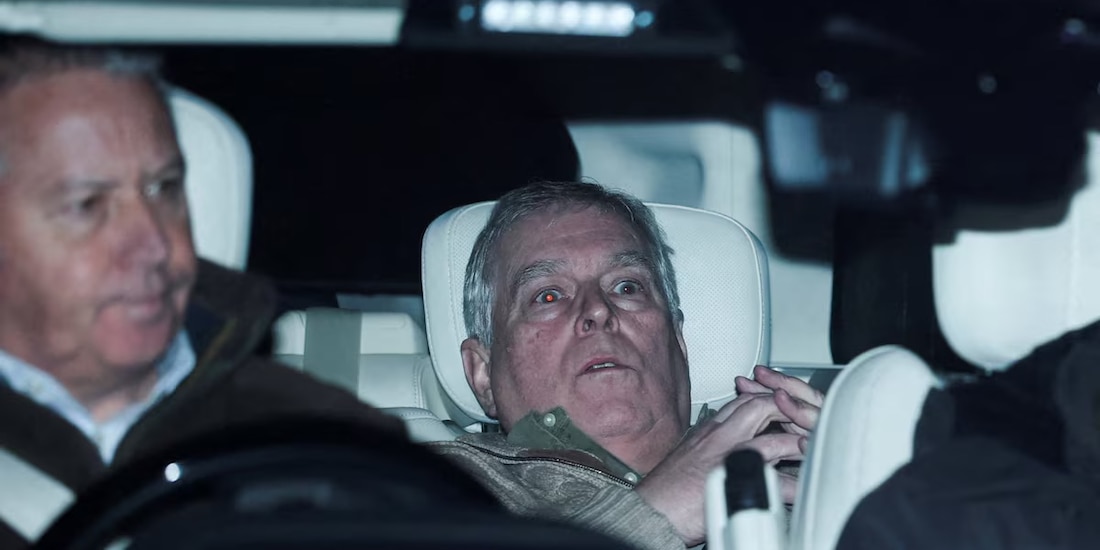 Ex príncipe Andrés saliendo de la comisaría tras quedar libre