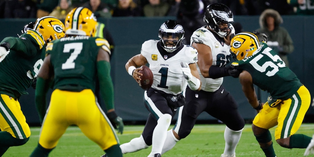 Una acción del Packers vs Eagles, de la Semana 10 de la NFL