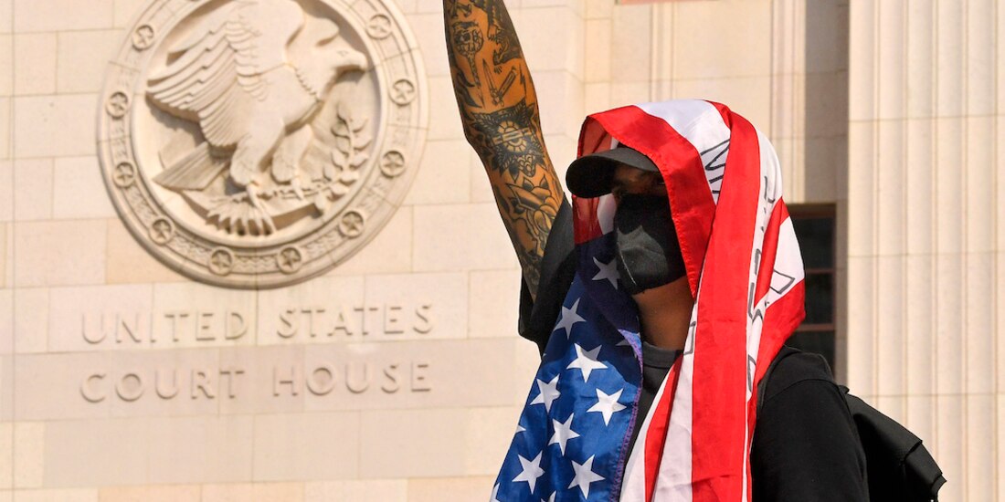 Un activista protesta, ayer, en Los Ángeles.