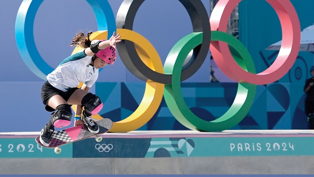 Arisa Trew, medallista de oro más joven en París, tras ganar en skateboarding.