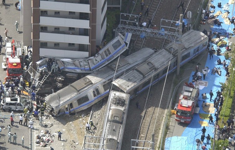 El choque de trenes en Shigaraki, Japón.
