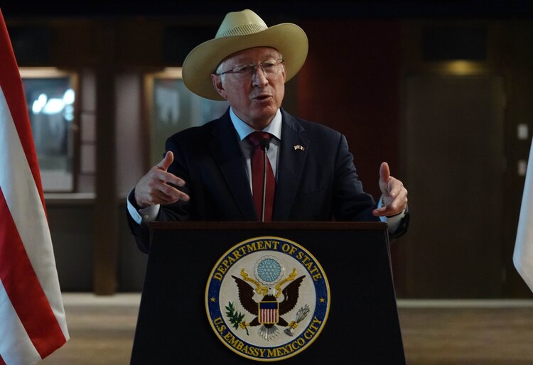 Ken Salazar, embajador de Estados Unidos en México, criticó la estrategia de seguridad del expresidente López Obrador.