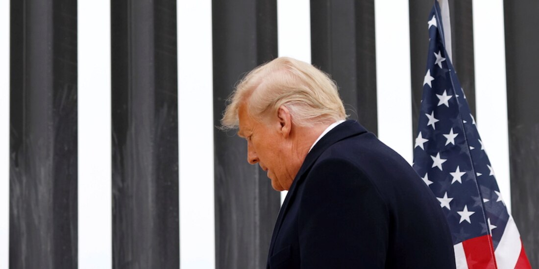 El presidente de EU, ayer, en su visita al muro enTexas.