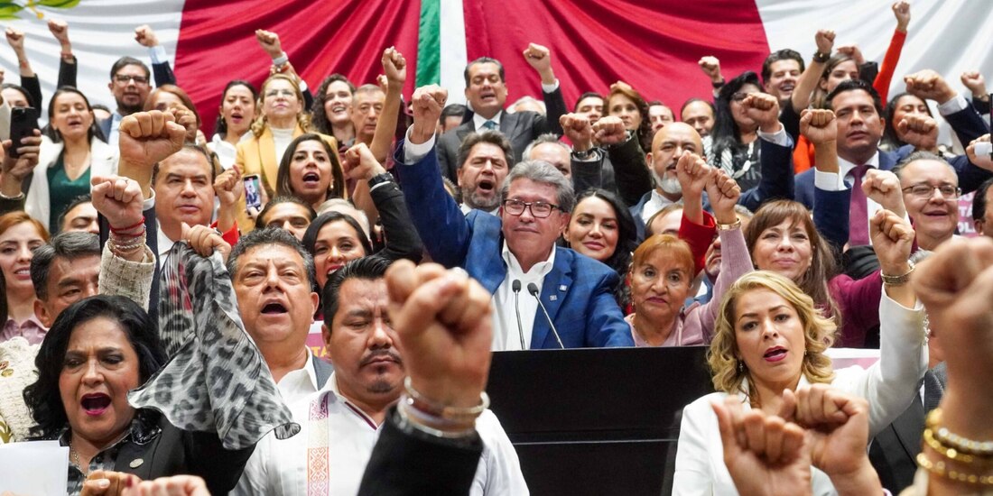 Ricardo Monreal (c.) y la bancada de Morena en San Lázaro, el pasado 1 de febrero.