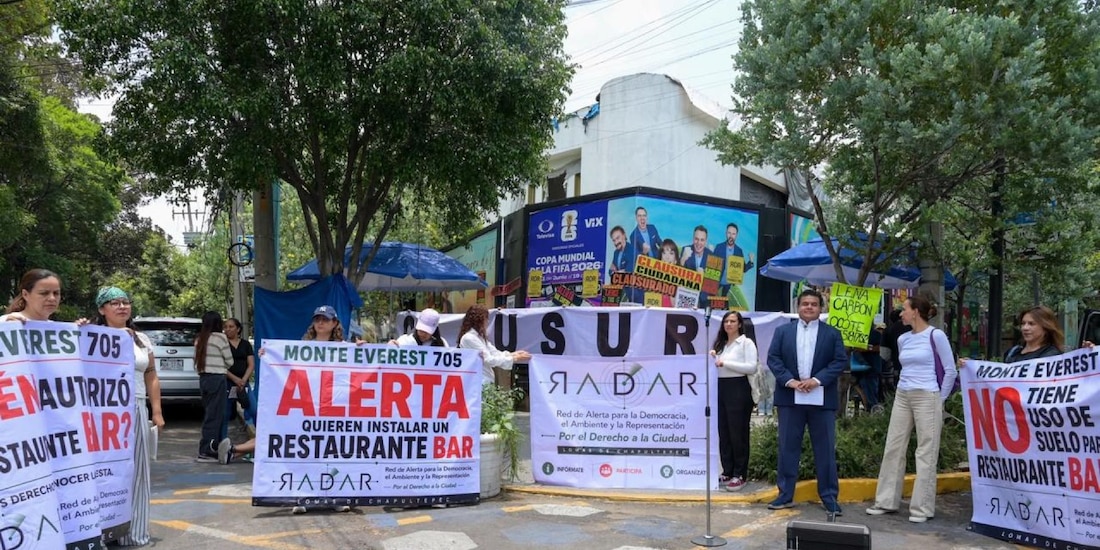 Vecinas y vecinos de Lomas de Chapultepec durante protesta