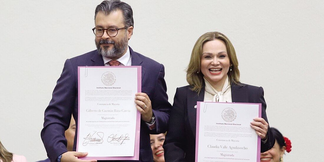 Gilberto de Guzmán Bátiz García y Claudia Valle Aguilasocho recibieron su constancia de magistrados del TEPJF, el 16 de junio del 2025.