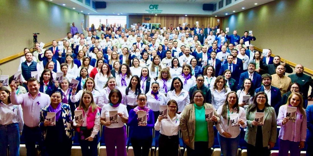 Trabajadoras del sector eléctrico participan en el conversatorio sobre retos y liderazgo femenino en la industria energética.