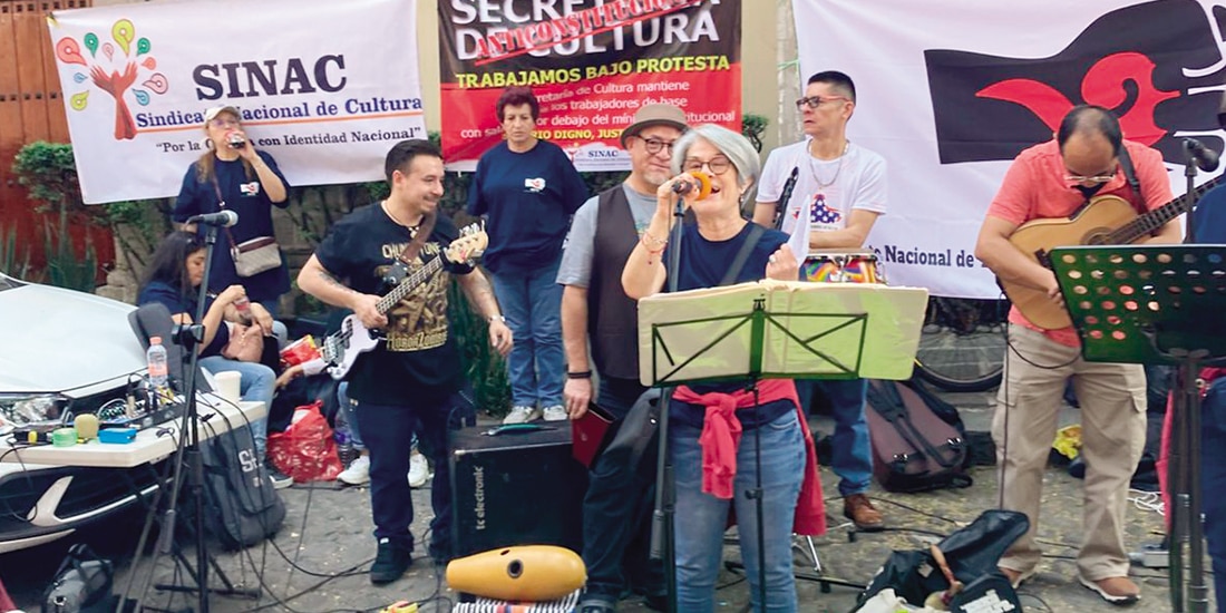 Trabajadores de la emisora, ayer, durante el mitin afuera de la Secretaría de Cultura.