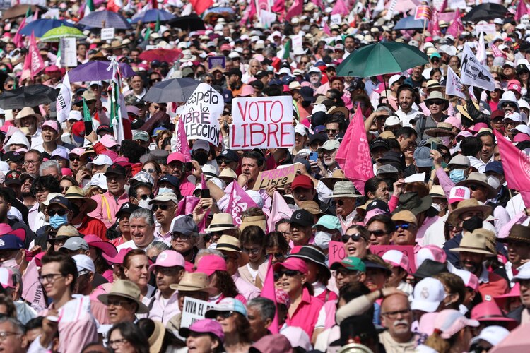 El contingente iba conformado por personas de diversos sectores de la sociedad