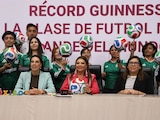 Clara Brugada, y Josefina Rodríguez anunciaron que se buscará romper el récord Guinness de la clase de fútbol más grande del mundo en el Zócalo.