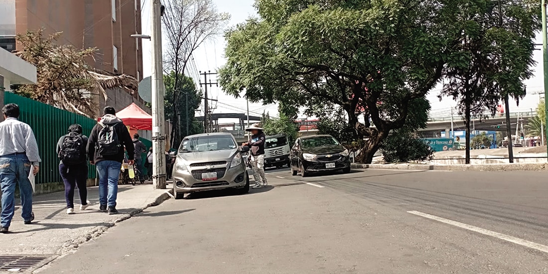 Un franelero entrega su cambio a un automovilista, ayer, afuera del hospital.