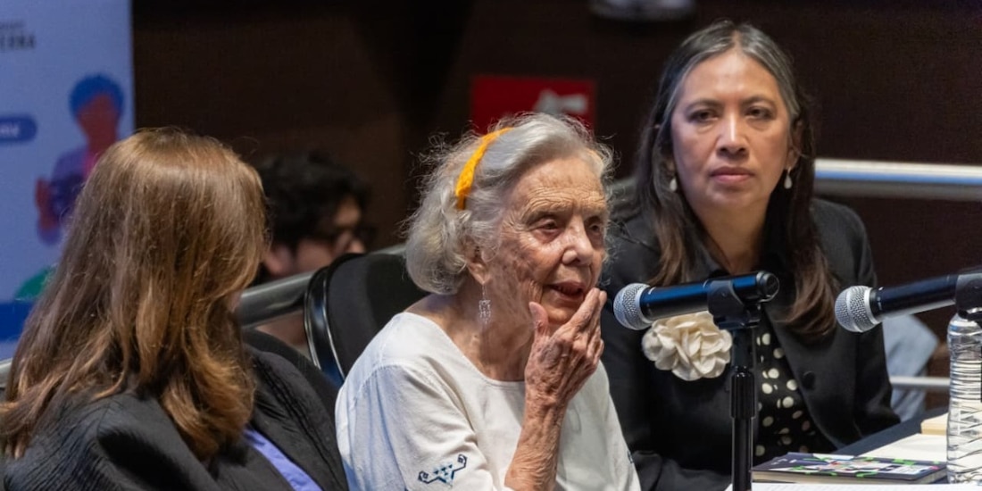 Elena Poniatowska llevó a cabo una conferencia magistral con motivo de la graduación de la Séptima Generación de alumnos de la Unidad de Investigaciones Periodísticas (UIP) de la UNAM