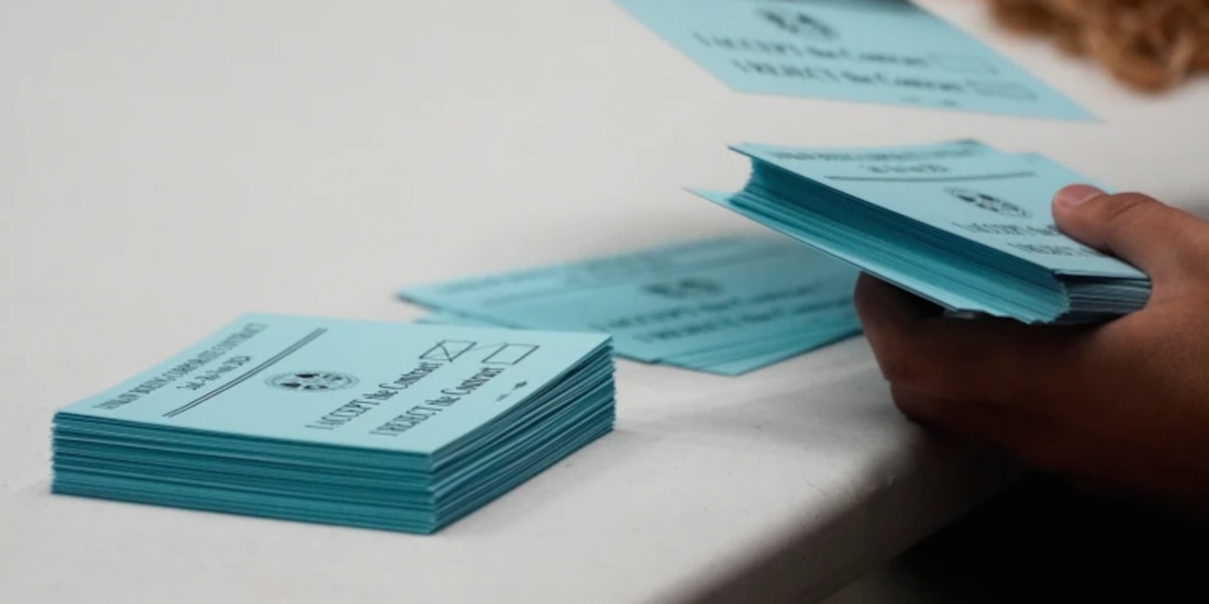 Un voluntario cuenta los votos sobre un nuevo contrato para los empleados de Boeing