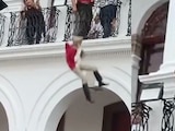 Alumno recrea a Juan Escutia y salta desde balcón durante acto escolar en Jalisco