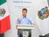 El gobernador Francisco García Cabeza de Vaca en conferencia de prensa.