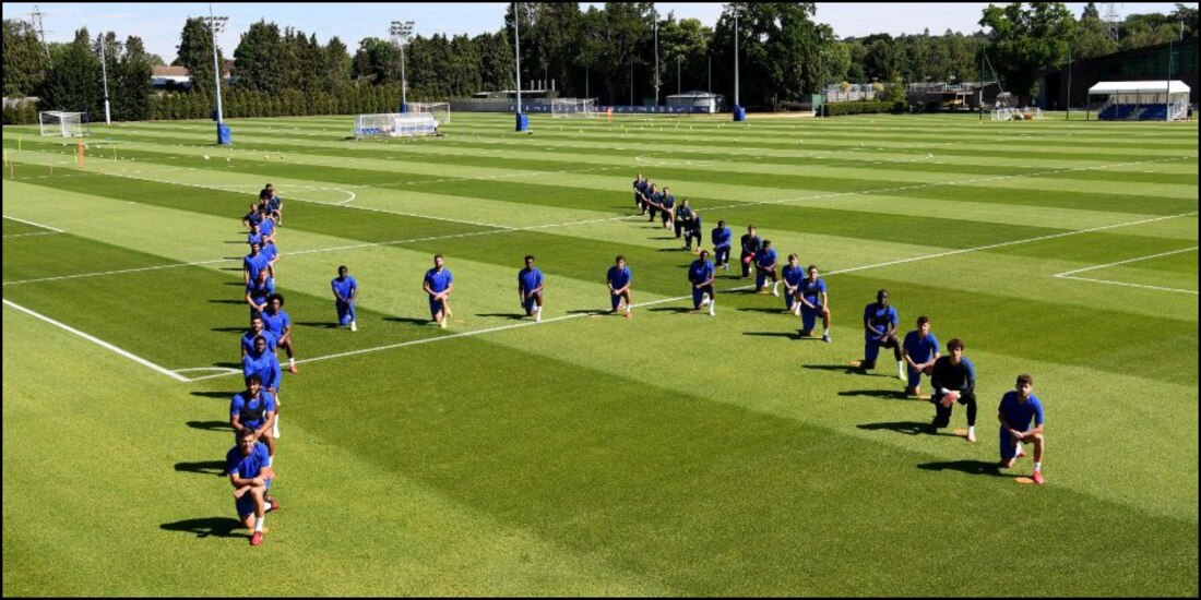 Los jugadores se arrodillaron en su campo de entrenamiento.
