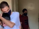 Juan Requesens abraza a su hermanaRafaela al llegar a casa