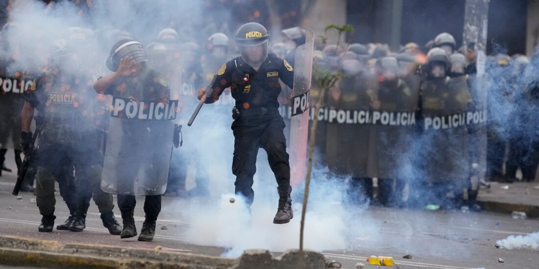 Varios manifestantes antigubernamentales recogen cartuchos de gas lacrimógeno que les lanzó la policía para disolverlos. Exigen la renuncia de la presidenta Dina Boluarte y de los legisladores, el adelanto de elecciones, la convocatoria a una constituyente, justicia para los fallecidos en las protestas y la libertad del destituido presidente Pedro Castillo