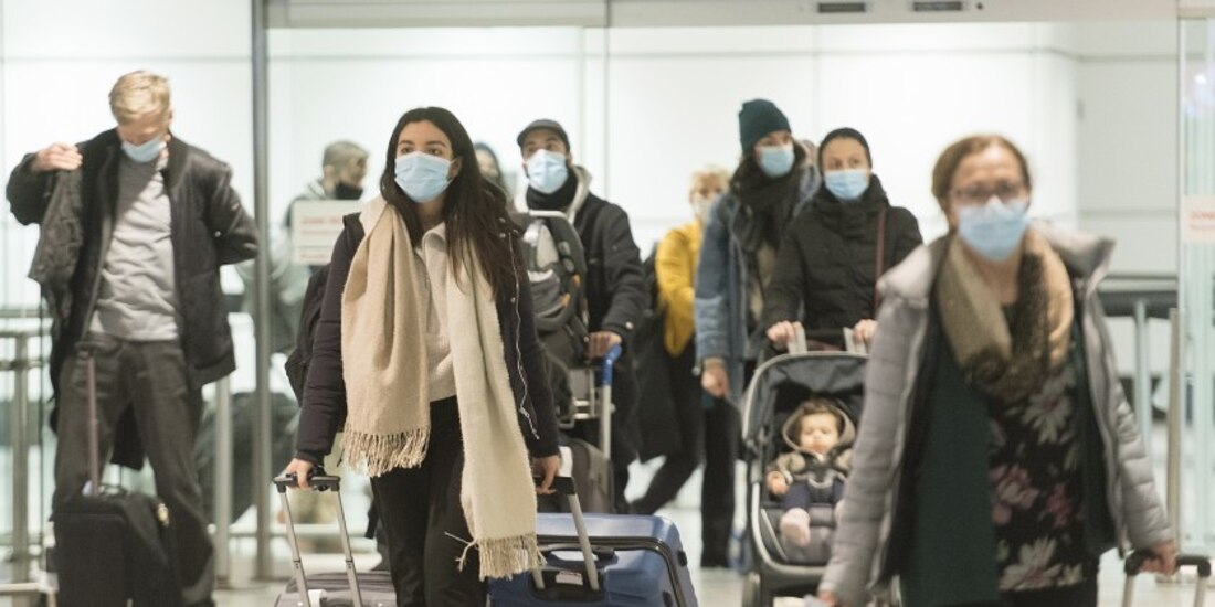 Pasajeros con mascarillas arriban al aeropuerto Montreal-Trodeau, en ciciembre pasado.