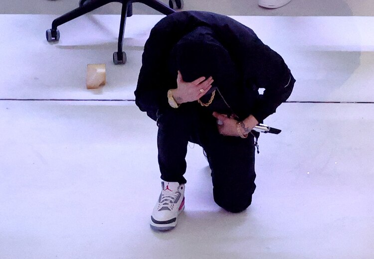 El intérprete de “Without Me” se hincó en señal de protesta.