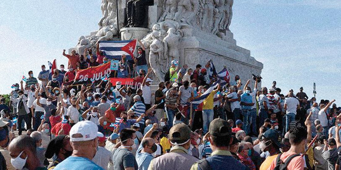 Cubanos protestan frente al monumento a Máximo Gómez en La Habana, en julio de 2021.