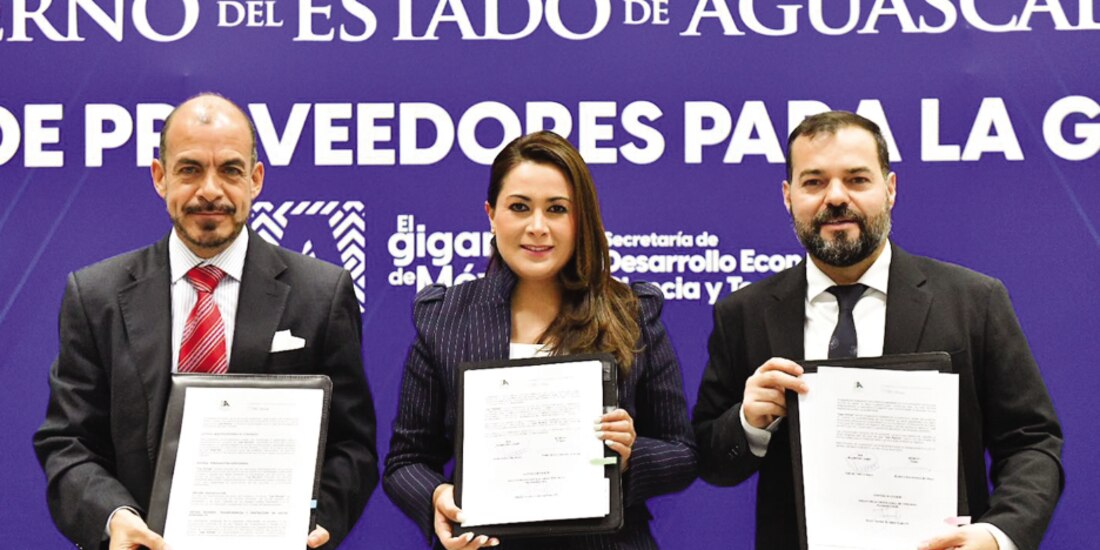 Tere Jiménez, ayer, junto al director de Industria Nacional de Autopartes (izq.).