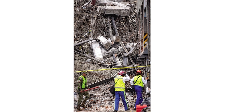 Equipos de rescate laboran en el sitio.