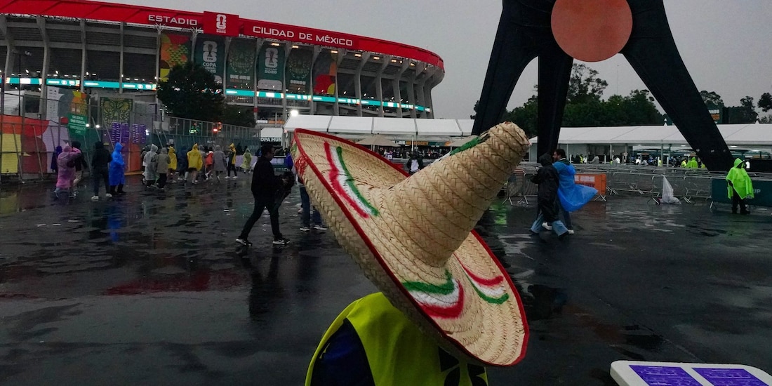 Aficionados previo al partido de fútbol entre las selecciones de México vs Ecuador correspondiente a la fase de 16avos de la Copa Mundial de la FIFA 2026, en el Estadio Ciudad de México.