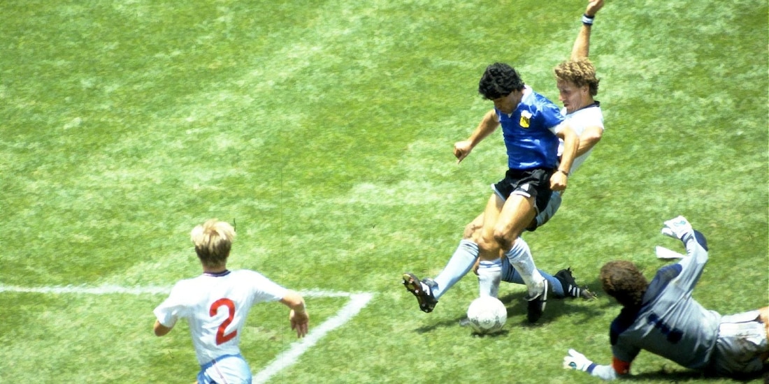 Diego Maradona, de Argentina, anota El Gol del Siglo ante Inglaterra en el Mundial de 1986