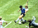 Diego Maradona, de Argentina, anota El Gol del Siglo ante Inglaterra en el Mundial de 1986