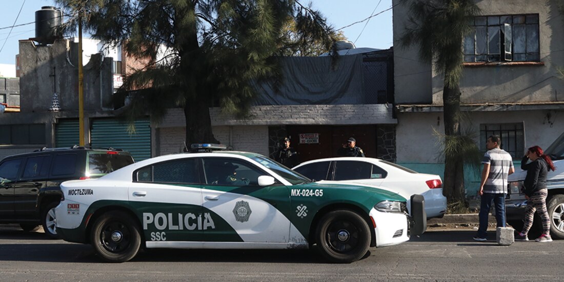 Elementos de la SSC resguardan el domicilio donde ocurrieron los hechos, ayer.