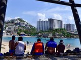 Las populares playas de Caleta y Caletilla, ubicadas en la zona tradicional de Acapulco, poco a poco han ido volviendo a normalidad
