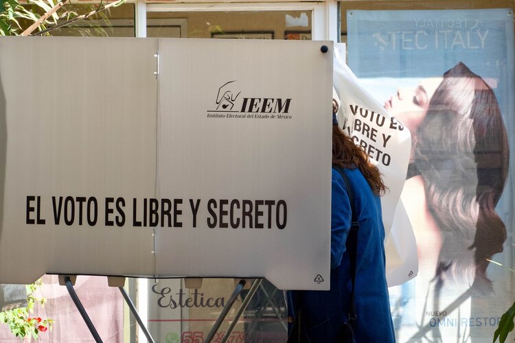 Ciudadanos en diferentes puntos durante la jornada votaciones. Imagen de archivo.