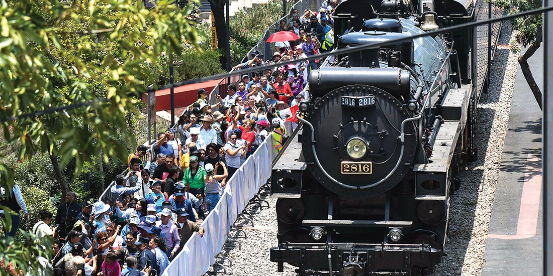 Cientos de personas se aglomeraron ayer tomarse una selfie.