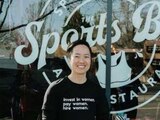 Jenny Nguyen, propietaria de The Sports bra, exitoso bar en Portland