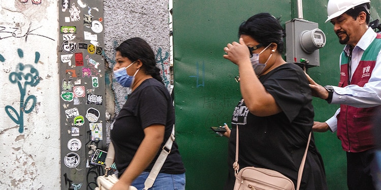 Familiares del trabajador fallecido acuden al lugar siniestrado.
