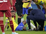 Neymar es atendido por los médicos en el partido ante Serbia en el Mundial 2022