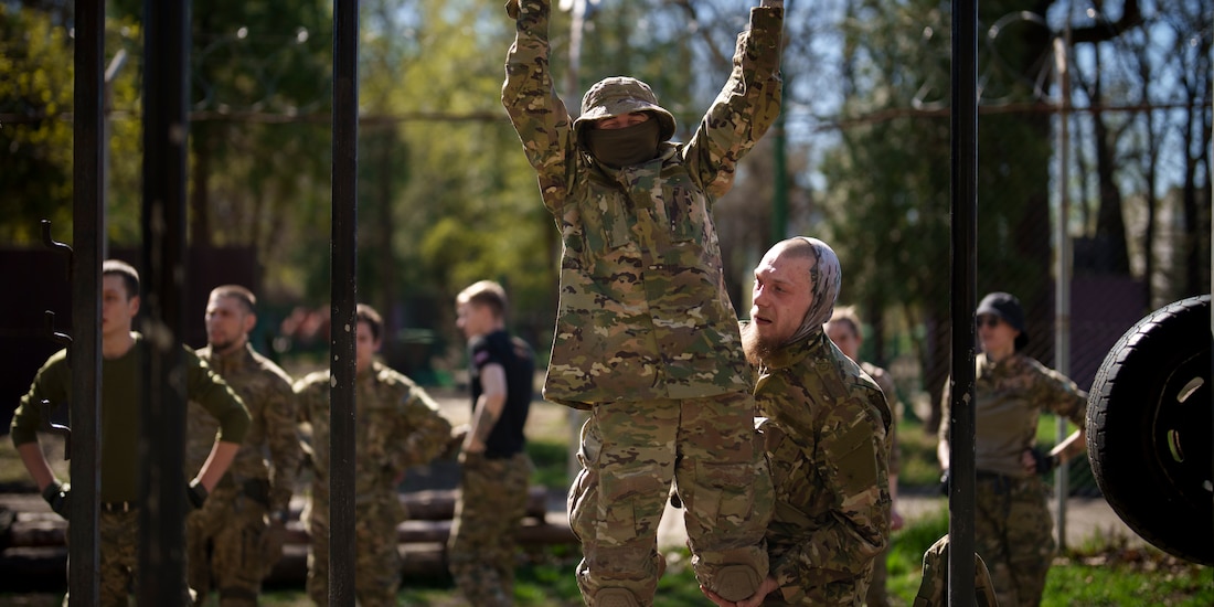 Militares rusos, en plenas pruebas de entrenamiento, ayer.